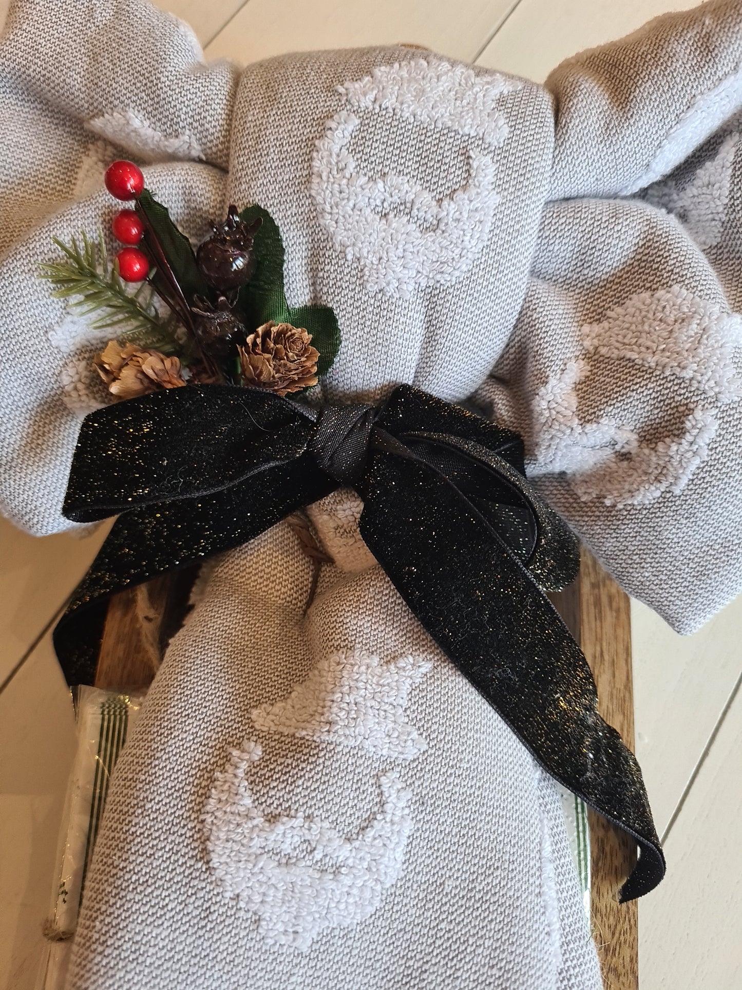 Serving Board, set of 2 tea towels and a pack of festive napkins