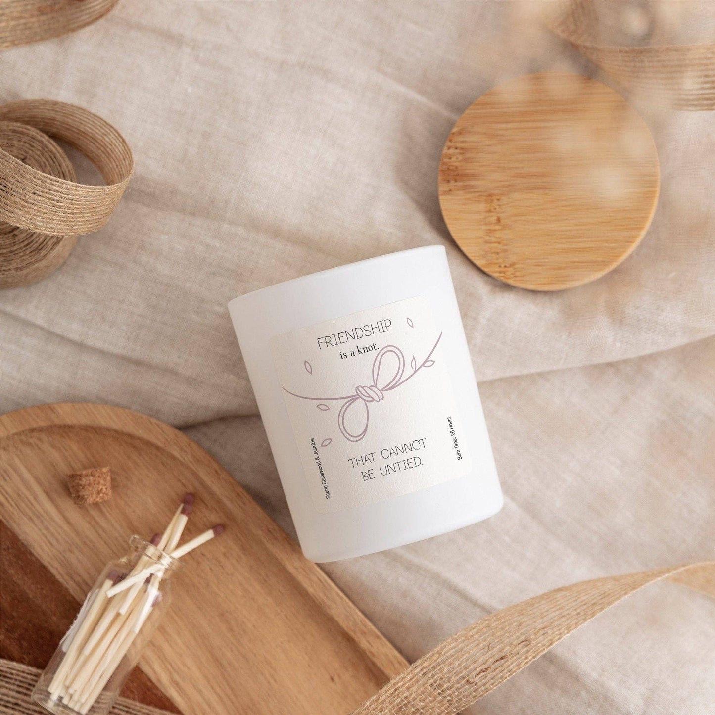 Friendship Is A Knot That Cannot Be Untied Scented Candle: White with wooden lid / Fig & Lotus