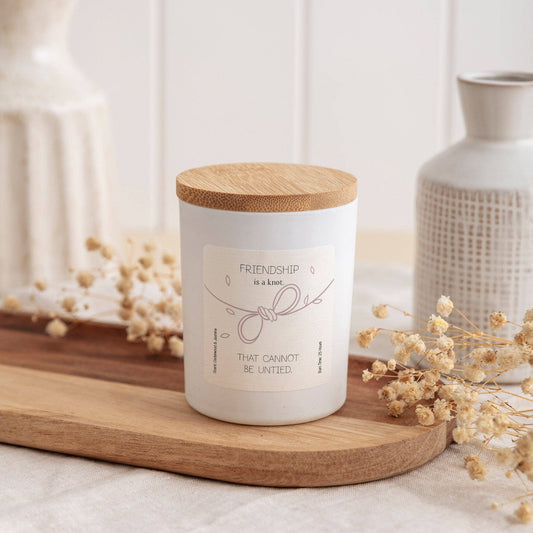 Friendship Is A Knot That Cannot Be Untied Scented Candle: White with wooden lid / Fig & Lotus